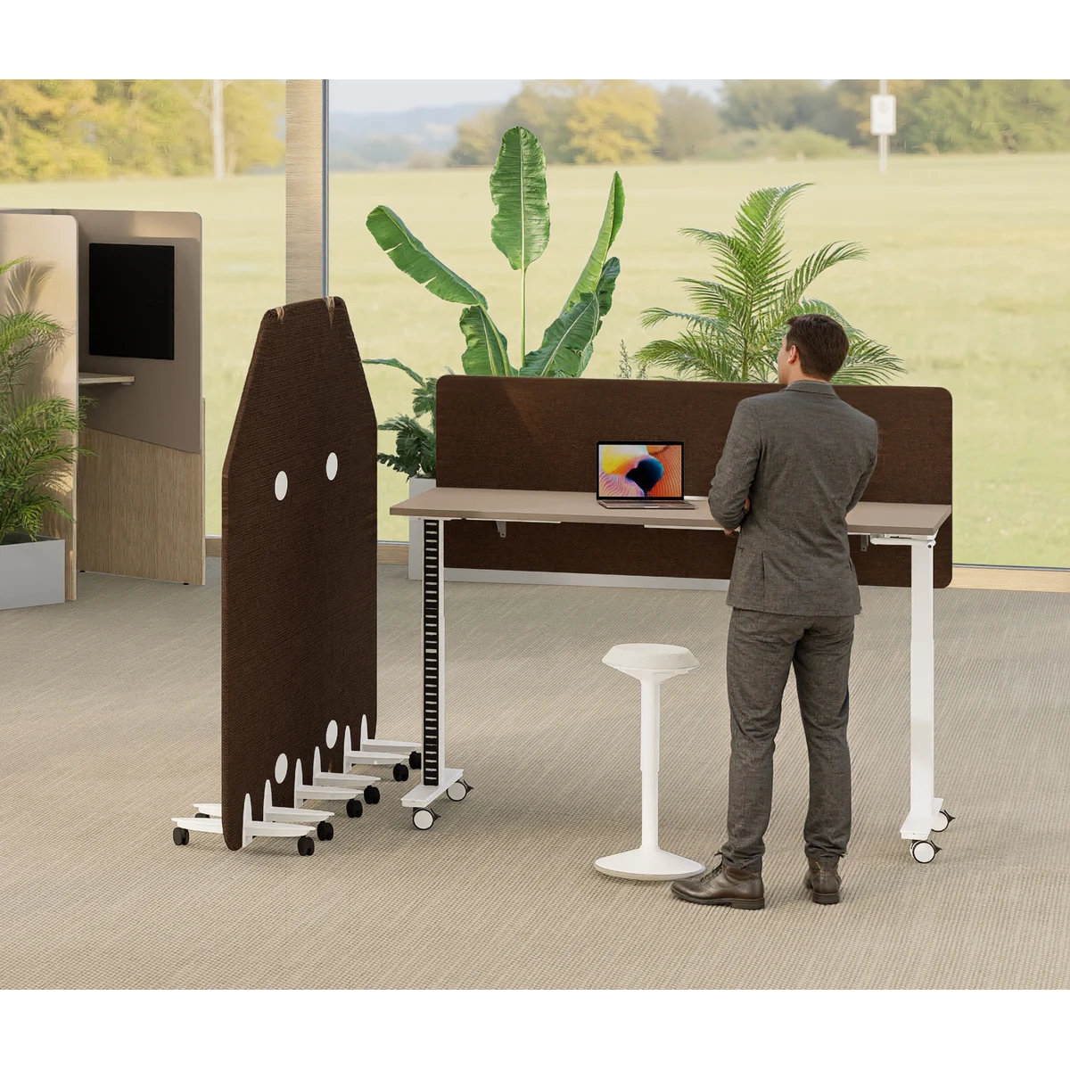 Cloisons acoustiques SILENCIA inclinées sur roulettes, tissu chocolat et pieds blancs